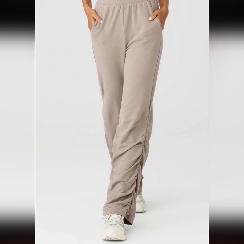 NWT Alo Yoga Taupe Sculpt Set Soft Corset Long Sleeve Top and Ruched Soft Pants - Picture 7 of 9